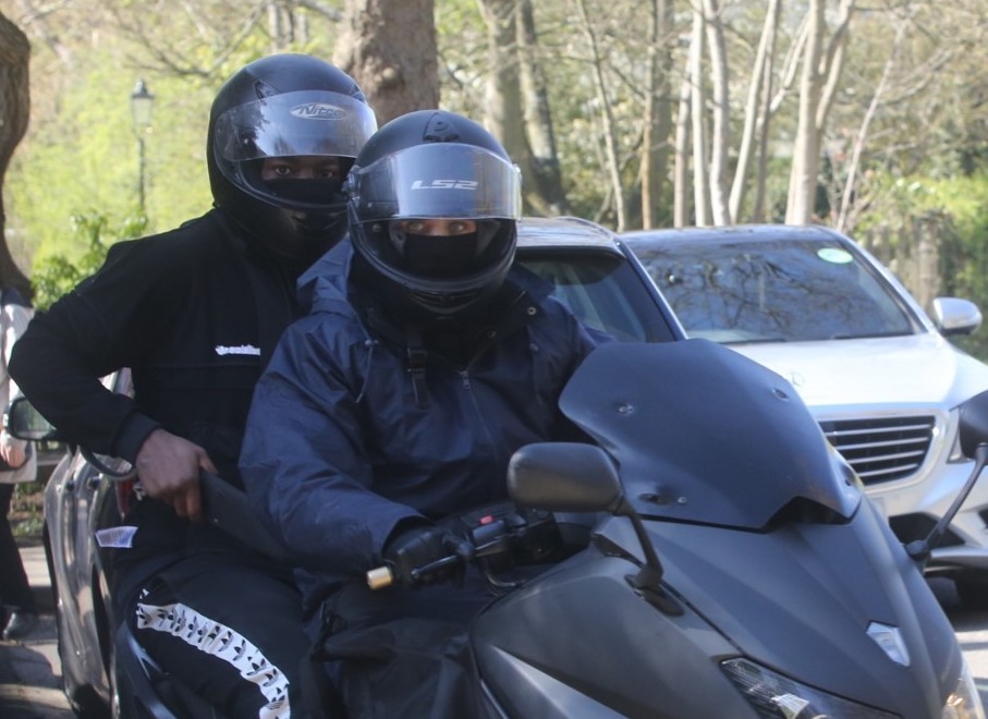 Suspects with knife on a moped (Photo: Met Police)