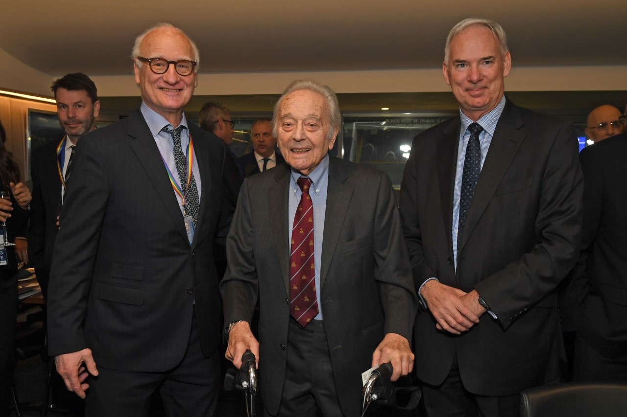 Bruck Buck, Vorsitzender des FC Chelsea, Lawrence Seymour Benny Goodman, Veteran der RAF im Zweiten Weltkrieg, und Sir Andy Pulford, Vorsitzender des RAF-Museums