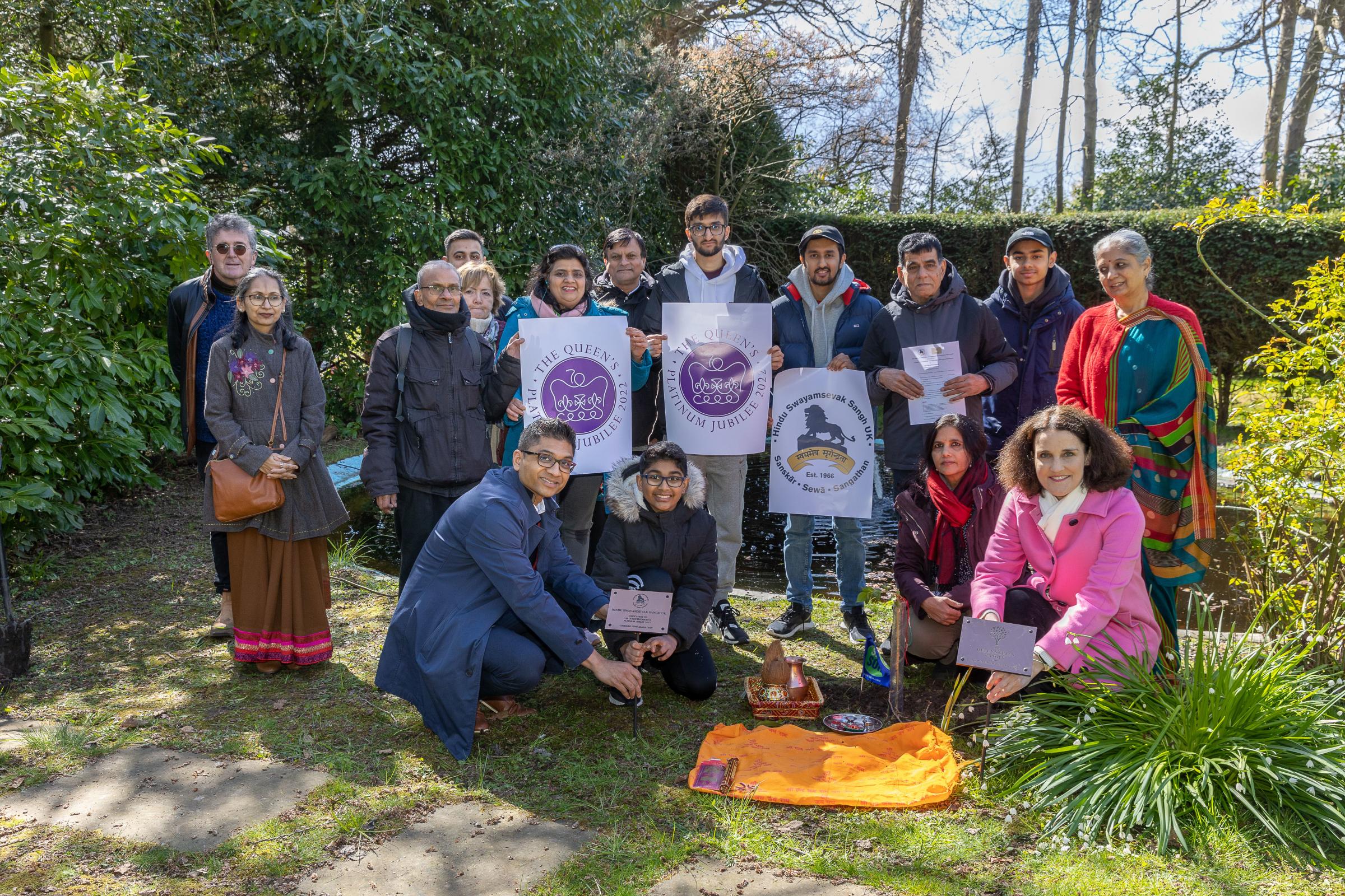 Theresa Villiers rejoint la communauté hindoue pour planter des arbres en l’honneur de la reine