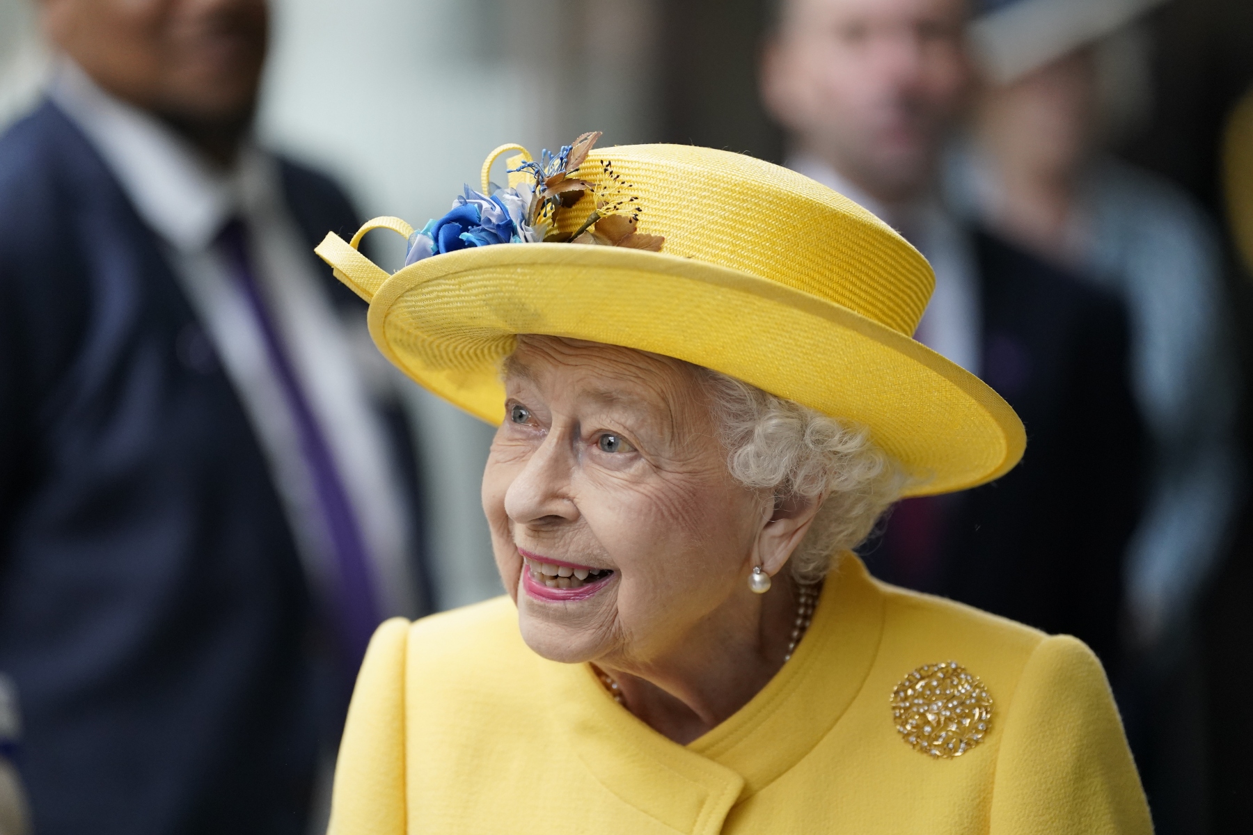 Queen beams as see makes surprise visit to Crossrail’s Elizabeth Line
