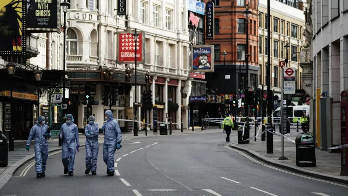 Des policiers poignardés à Leicester Square sont sortis de l’hôpital