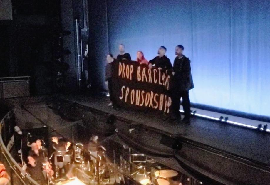 Aktivisten protestieren gegen die Verbindungen von Sadler’s Wells Theatre zu Barclays