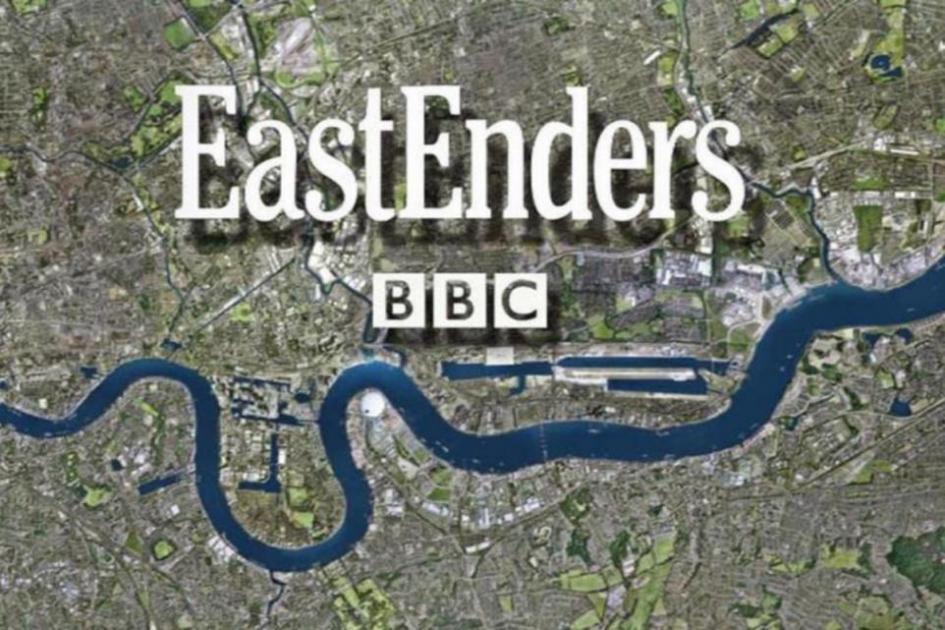 La star de Hollyoaks fait allusion à son rôle dans EastEnders au milieu d’un échange