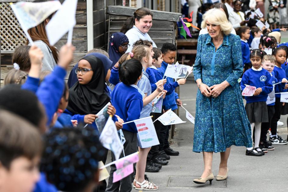La reine Camilla ouvre une bibliothèque à l’école primaire de Moreland