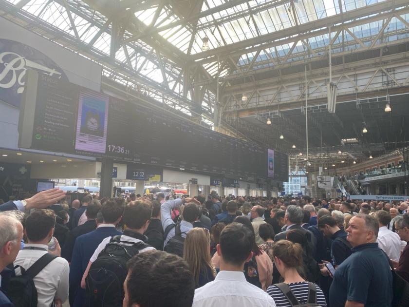 Chaos aux heures de pointe de Londres Waterloo après une « intrusion » à la gare de Wimbledon