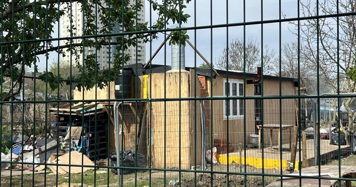 Le conseil d’Enfield enquête sur la construction d’une maison sur un lotissement d’Edmonton