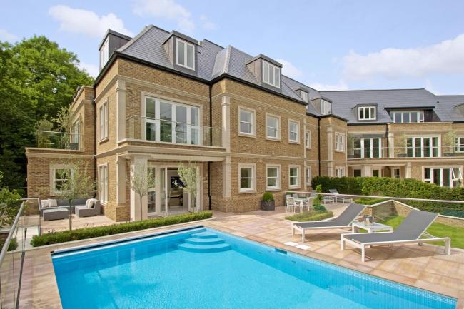 HOMES WITH SWIMMING POOLS